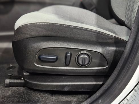 Used 2024 Chevrolet Equinox LT image 24