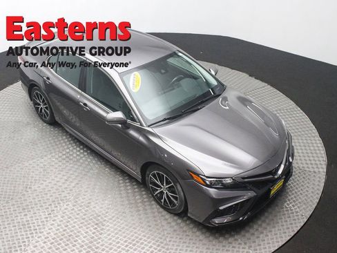 Used 2024 Toyota Camry SE image 3