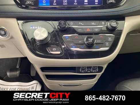 Used 2021 Chrysler Pacifica Touring-L FWD image 21