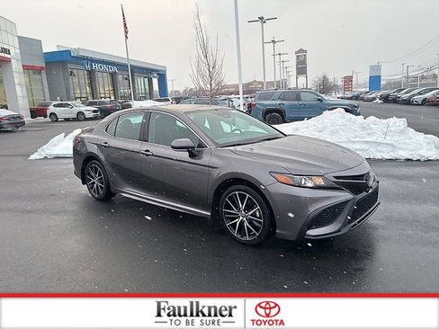 Used 2024 Toyota Camry SE image 3