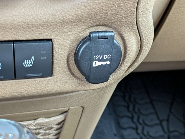 Used 2017 Jeep Wrangler Unlimited Sahara w/ Connectivity Group AWD/4WD image 28