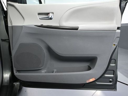 Used 2014 Toyota Sienna XLE image 42