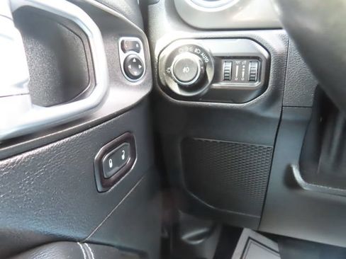 Used 2018 Jeep Wrangler Unlimited Sahara w/ Dual Top Group AWD/4WD image 31