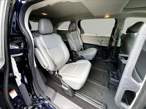 Used 2024 Toyota Sienna XLE AWD/4WD image 25
