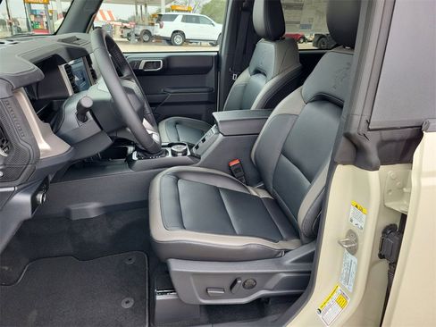 New 2025 Ford Bronco Outer Banks w/ Sasquatch Package image 13