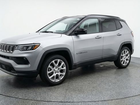 Used 2025 Jeep Compass Limited image 3