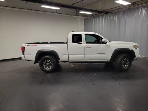 Used 2019 Toyota Tacoma TRD Off-Road w/ Technology Package AWD/4WD image 9