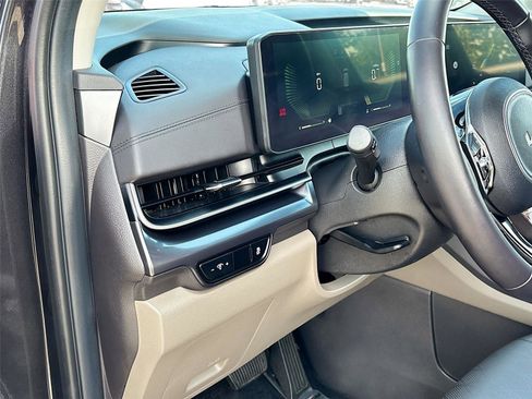 Used 2025 Kia Carnival FWD image 10