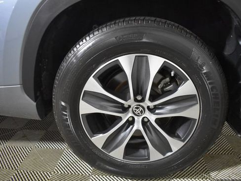 Used 2020 Toyota Highlander XLE AWD/4WD image 44
