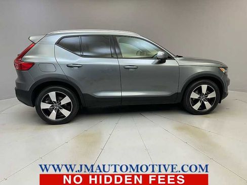 Used 2019 Volvo XC40 T5 Momentum image 6