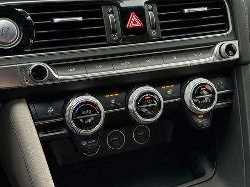 Used 2023 Genesis G70 2.0T image 31