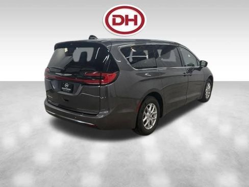 Used 2023 Chrysler Pacifica Touring-L FWD image 13