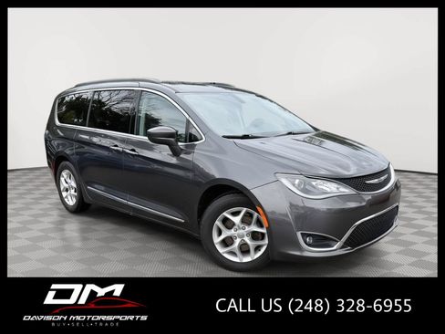 Used 2017 Chrysler Pacifica Touring-L w/ Tire & Wheel Group FWD image 1