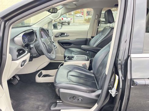 Used 2022 Chrysler Pacifica Touring-L image 23