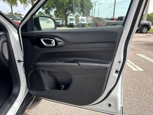 Used 2025 Jeep Compass Trailhawk AWD/4WD image 9