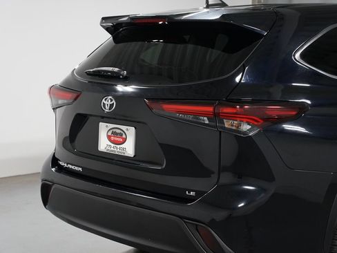 Certified 2024 Toyota Highlander LE FWD image 9