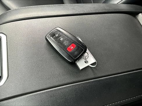 Used 2022 Toyota Highlander XLE AWD/4WD image 11