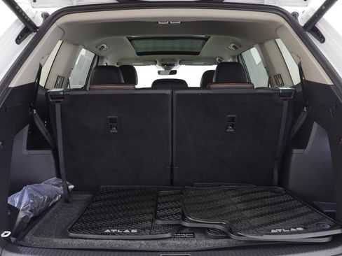 Used 2025 Volkswagen Atlas Peak Edition SE AWD/4WD image 17