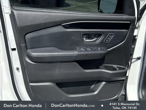 Used 2025 Honda Pilot Touring image 10