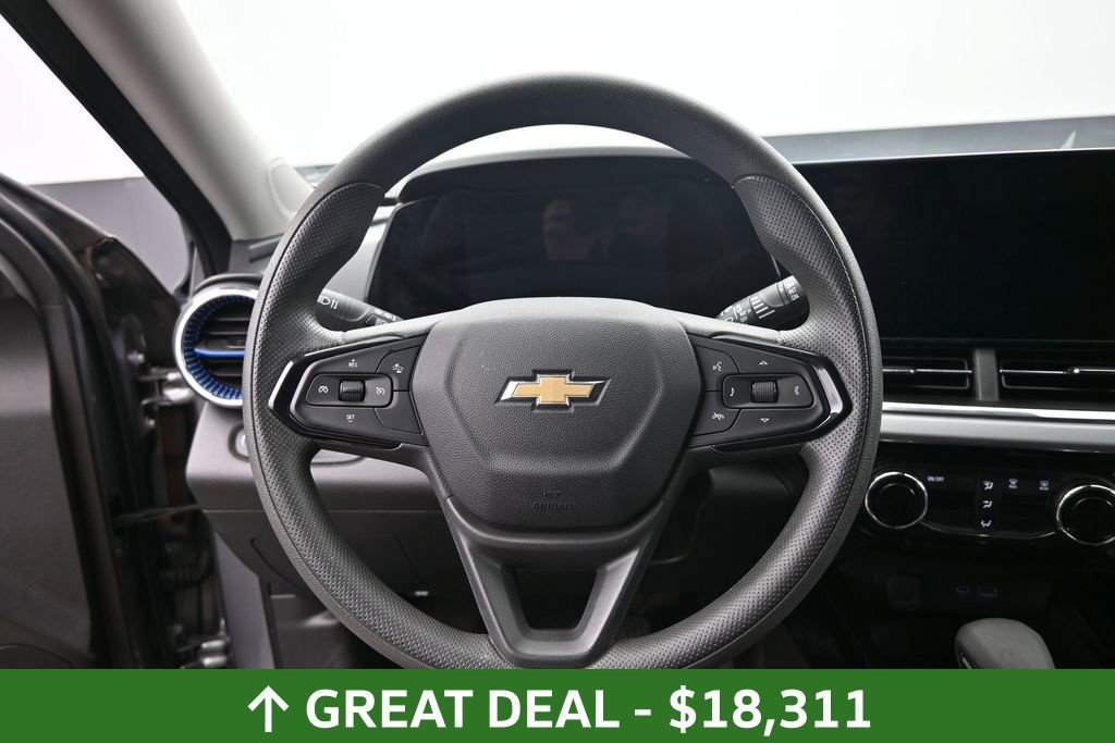 Used 2025 Chevrolet Trax LT FWD image 19