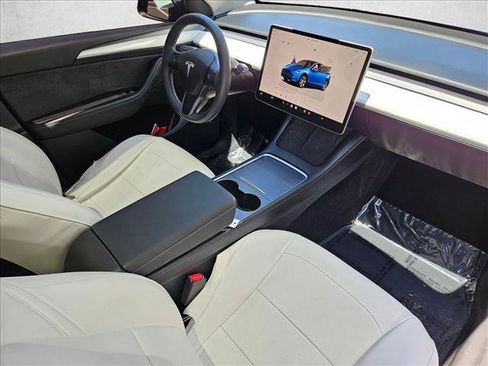 Used 2024 Tesla Model Y 2WD image 28