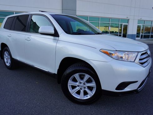 Used 2013 Toyota Highlander FWD w/ Cold Weather Pkg image 1