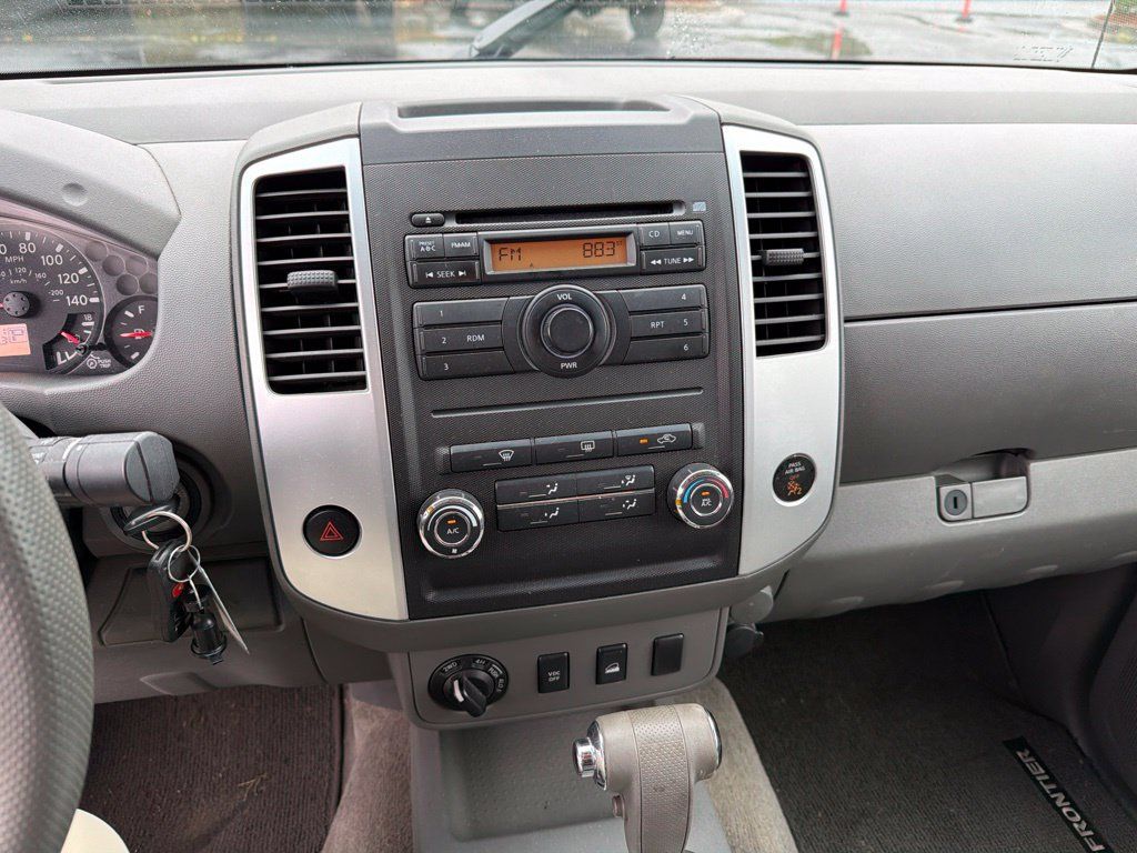 Used 2010 Nissan Frontier SE AWD/4WD image 2