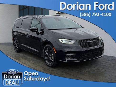 Used 2025 Chrysler Pacifica Limited FWD image 1