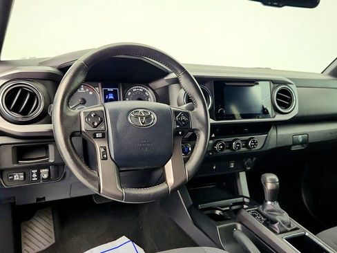 Used 2017 Toyota Tacoma TRD Off-Road image 12