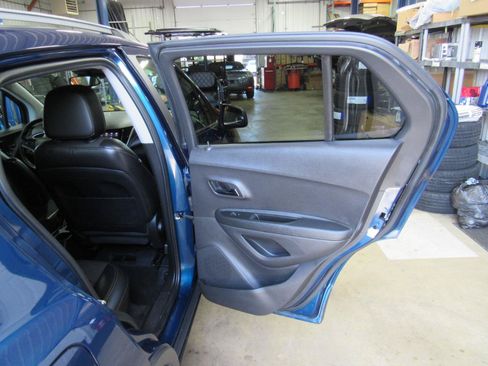 Used 2020 Chevrolet Trax LT w/ LT Convenience Package AWD/4WD image 28