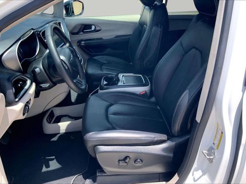 Used 2024 Chrysler Pacifica Touring-L FWD image 8