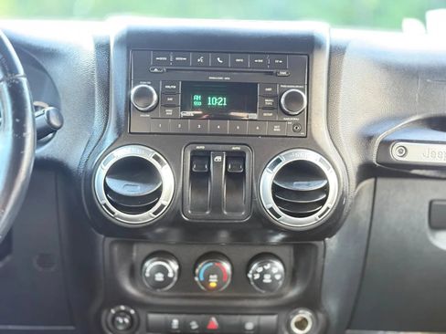 Used 2011 Jeep Wrangler Sahara w/ Connectivity Group AWD/4WD image 22