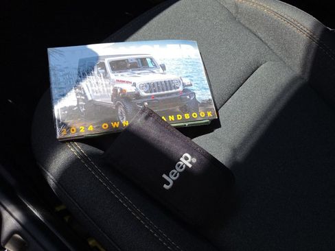 Used 2024 Jeep Wrangler Unlimited w/ Convenience Group AWD/4WD image 19