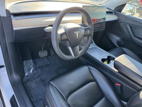 Used 2022 Tesla Model Y Long Range image 12