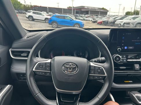 Used 2025 Toyota Highlander XSE AWD/4WD image 30