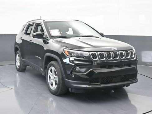 Used 2024 Jeep Compass Latitude image 9