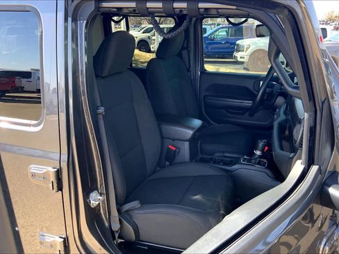 Used 2021 Jeep Gladiator Sport image 9