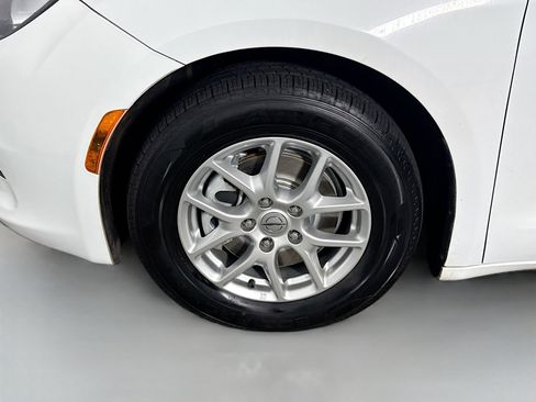 Used 2022 Chrysler Voyager LX FWD image 36
