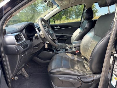 Used 2019 Kia Sorento L FWD image 11