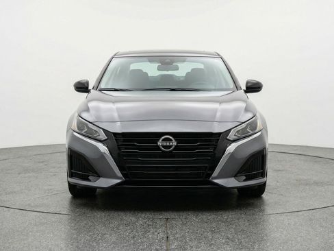 Used 2025 Nissan Altima 2.5 SV image 2