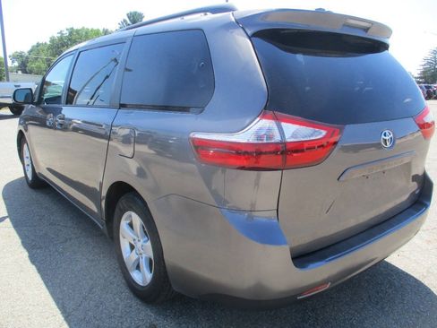Used 2017 Toyota Sienna LE FWD image 4