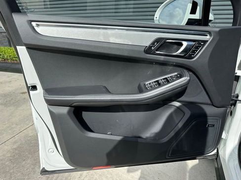 Used 2025 Porsche Macan Turbo image 18