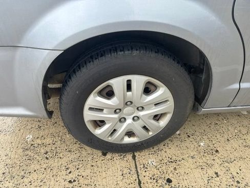 Used 2018 Dodge Grand Caravan SE FWD image 17