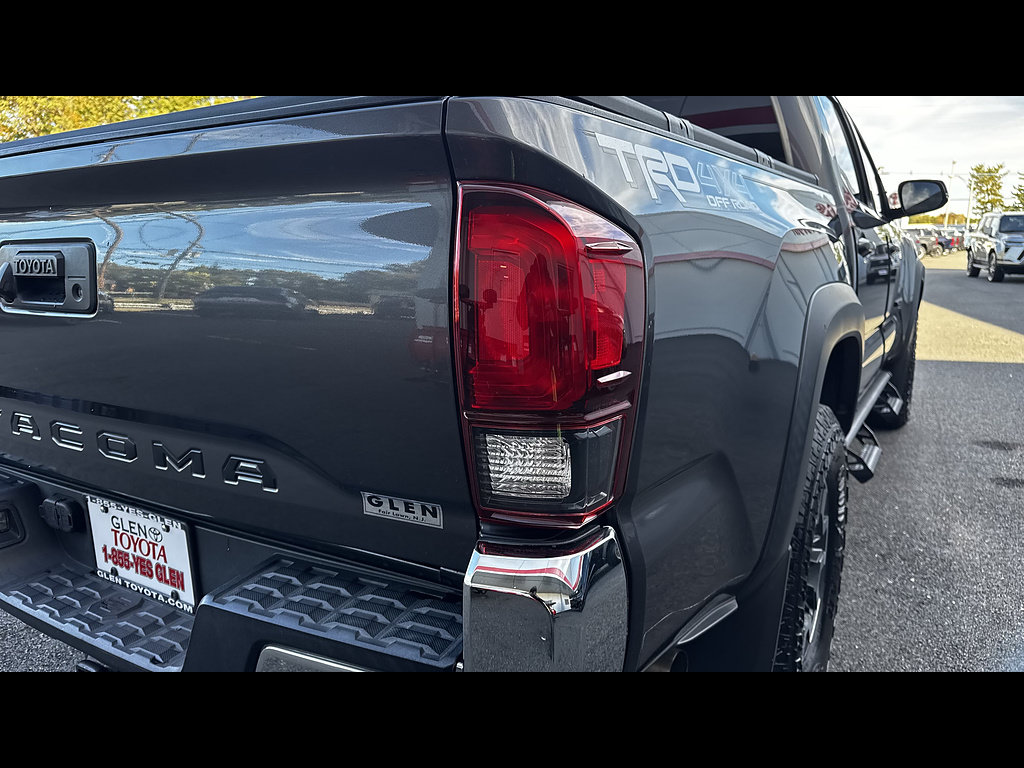 Certified 2019 Toyota Tacoma TRD Off-Road AWD/4WD image 14