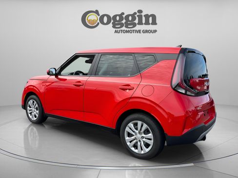 Used 2023 Kia Soul LX image 3