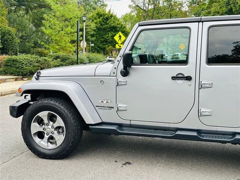 Used 2018 Jeep Wrangler Unlimited Sahara w/ Connectivity Group AWD/4WD image 16