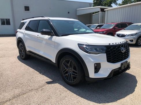 Used 2025 Ford Explorer ST AWD/4WD image 2