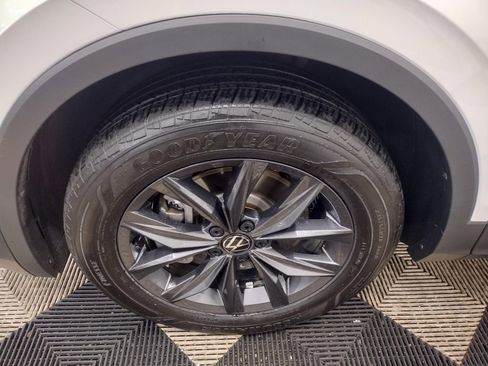 Certified 2024 Volkswagen Tiguan SE image 6
