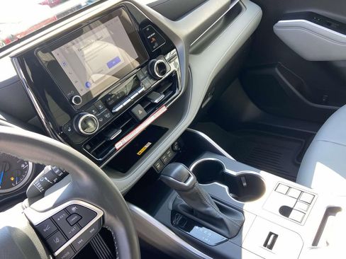 Used 2025 Toyota Highlander XLE image 27