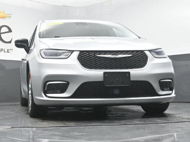 Used 2024 Chrysler Pacifica Touring-L FWD image 3